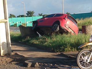 Buraco provoca acidente de trânsito em Arapiraca