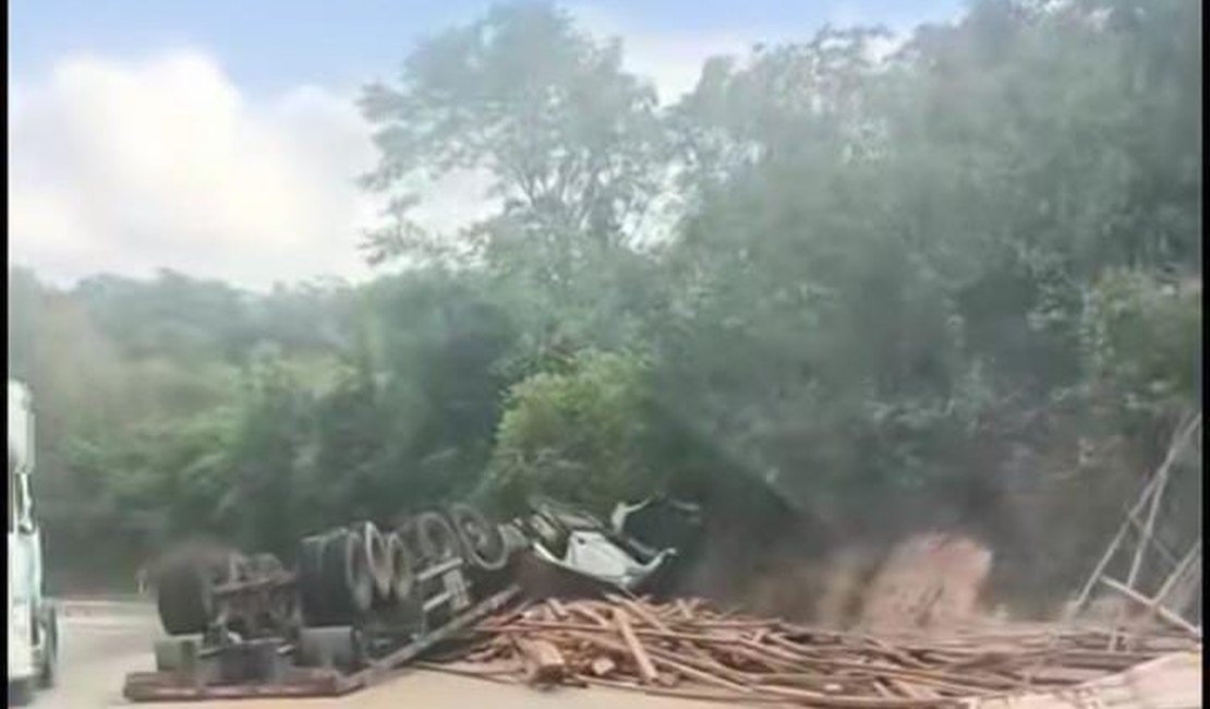 [Vídeo] Carreta vira e espalha carga de madeira na rodovia AL-105 na parte alta de Maceió