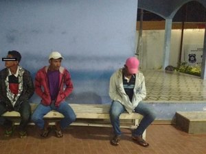 Jovens são presos e menor apreendido com veículos roubados