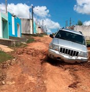 [Vídeo] Buracos e lama deixam ruas intransitáveis em bairro de Arapiraca