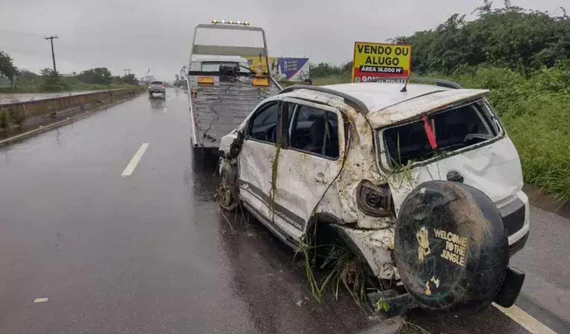 Homem perde controle de veículo e capota em curva na AL-220 em Arapiraca