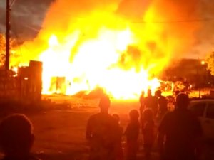 [Vídeo] Incêndio atinge dez barracos no Conjunto Eustáquio Gomes
