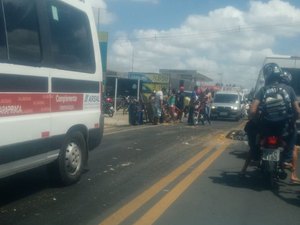  Carro colide contra carroça e cai em ribanceira no Agreste 