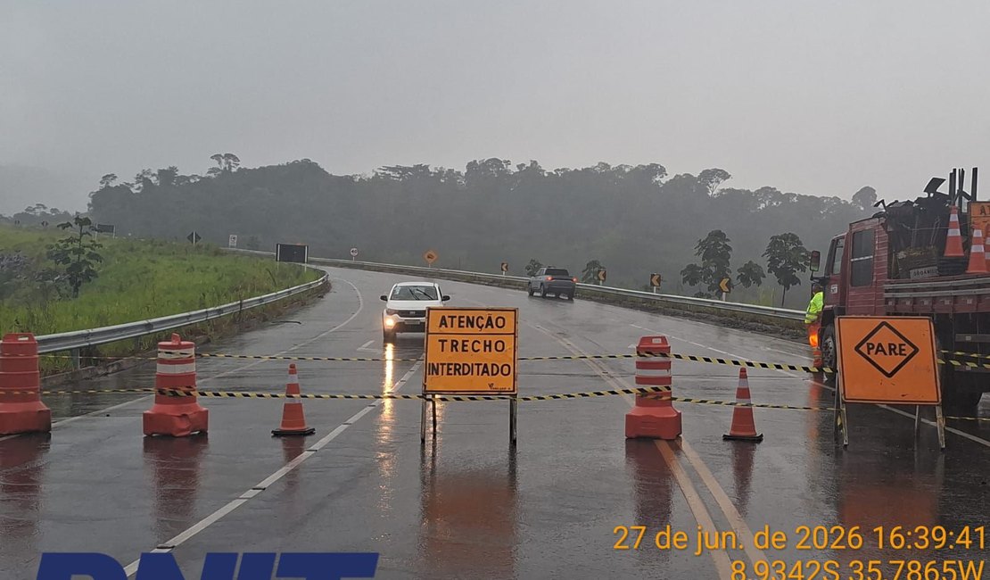 DNIT inicia limpeza na BR-416 após queda de rochas na Serra da Catita