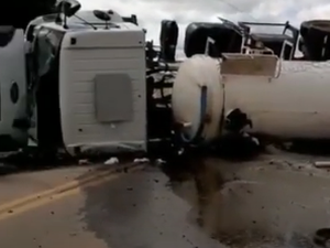 [Vídeo] Caminhão tomba  na AL 115 em Craíbas