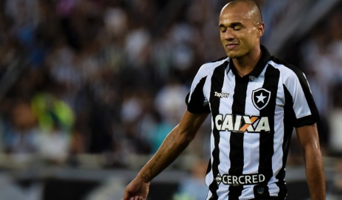 Artilheiro do Botafogo, Roger está com tumor renal e não joga mais na temporada 