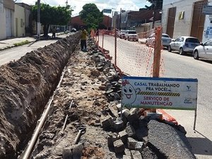 Casal substitui rede para melhorar abastecimento no Centro de Maceió