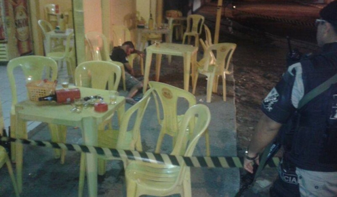 Em Arapiraca, pistoleiros executam garçom na mesa de bar