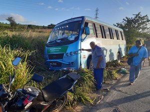 Colisão entre motocicleta e micro-ônibus deixa feridos na AL-210