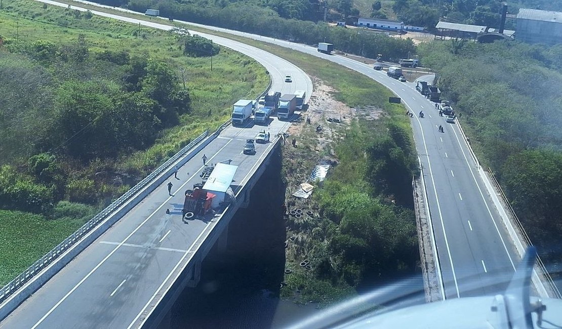 Carreta carregada com pneus tomba e tem carga saqueada por populares no Pilar