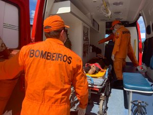 Acidente entre carro e motocicleta é registrado na parte alta de Maceió