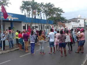 Após 24 horas de ocupação, prefeito recebe trabalhadores rurais em Atalaia