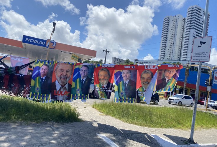 Ambulantes de Maceió lucram com polarização entre Lula e Bolsonaro