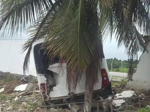 Ônibus bate e derruba muro de unidade de saúde em Taquarana
