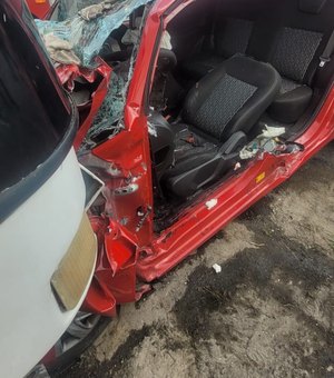 Motorista fica presa às ferragens após carro colidir com ônibus no Pinheiro
