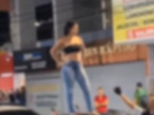 Estudante entra em surto, tira a roupa e sobe em carro em frente a faculdade no bairro do Farol