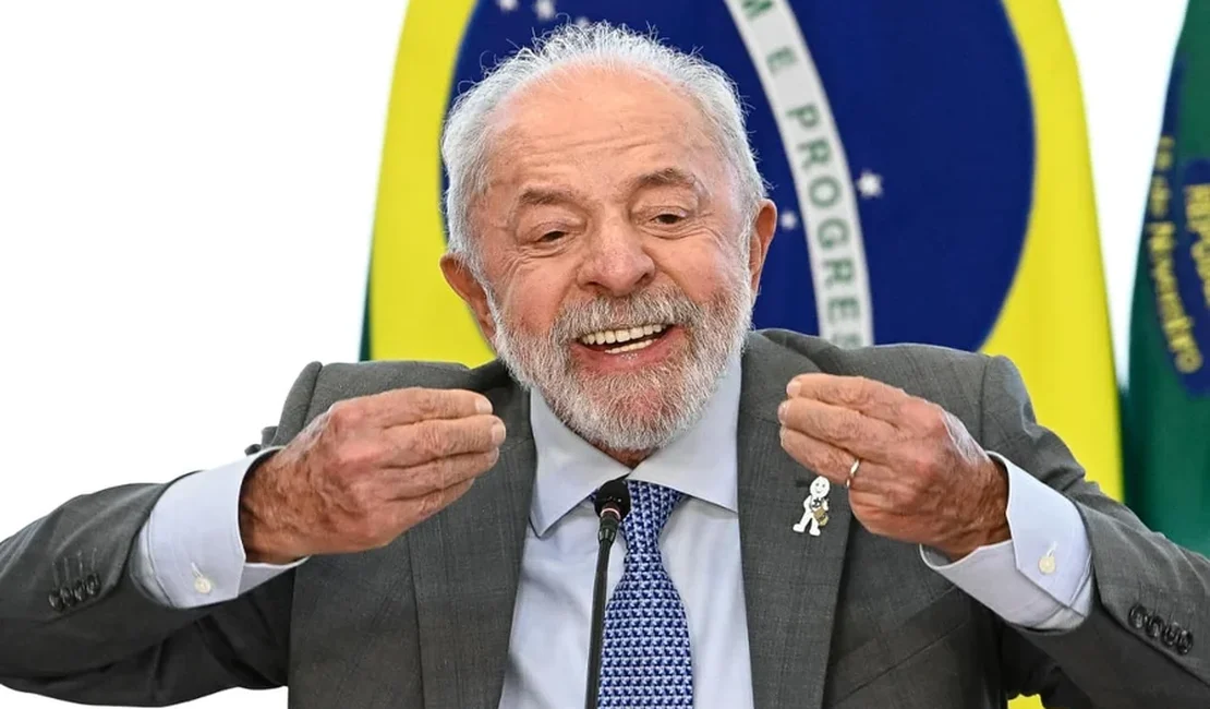 Lula critica Flávio Bolsonaro: 'Não tem vergonha de trair nossa pátria'