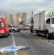 Mulher que morreu após cair de moto e ser atropelada na Avenida Menino Marcelo é identificada