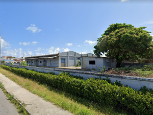 Bombeiros são acionados para incêndio em galpão no bairro do Jaraguá