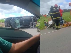 Colisão envolvendo três carros e capotamento deixa feridos e homem preso às ferragens