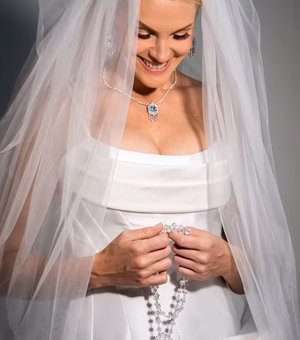 Ana Hickmann mostra presente de fãs que levou consigo ao altar