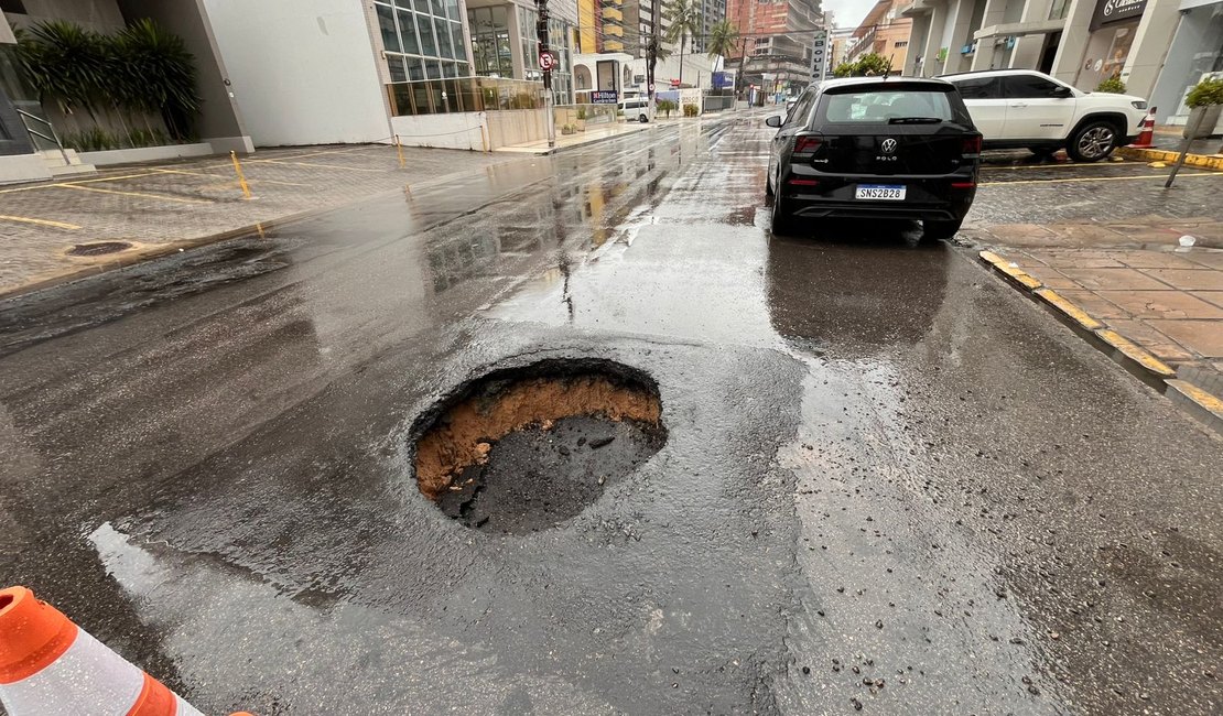 Após chuvas, buraco se abre e atrapalha trânsito na Avenida Mário de Gusmão, na Ponta Verde, em Maceió