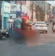 Colisão entre carro e motocicleta deixa mulher ferida no Centro de Maceió