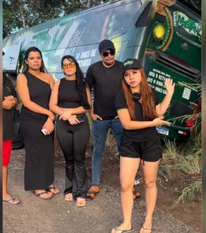 Ônibus da banda Mastruz com Leite sai da pista e bate em árvore durante viagem ao Pará