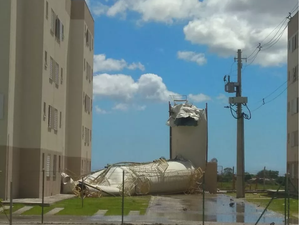 [Vídeo] Caixa d'água de condomínio cai e deixa uma pessoa ferida