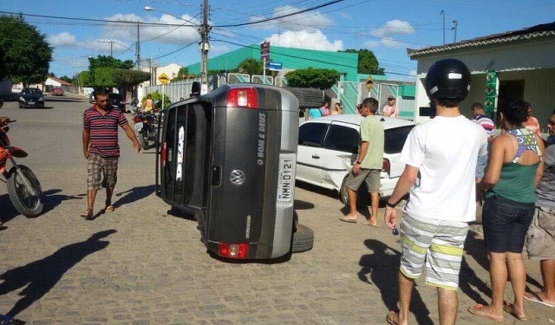 Mulher colide seu carro com veículo estacionado e acaba capotando