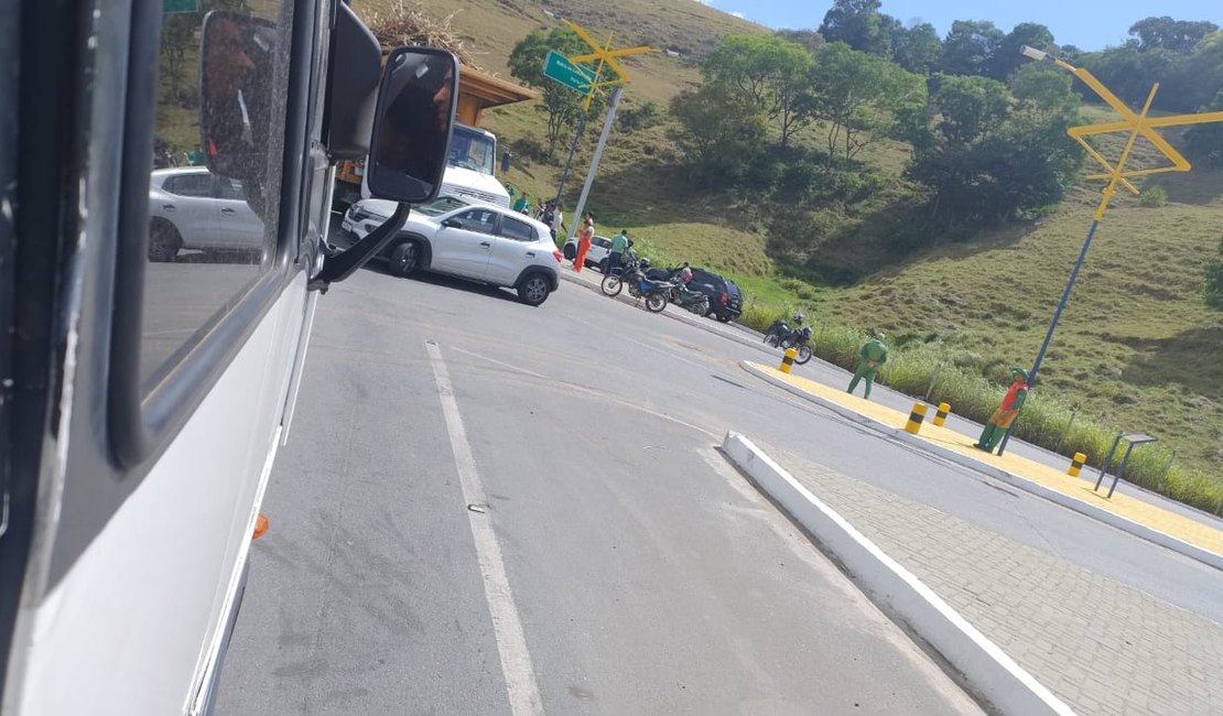 Caminhão e carro colidem na rodovia AL 105