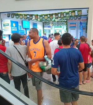 Em Arapiraca, apostadores enfrentam fila até o último minuto sonhando com a Mega da Virada