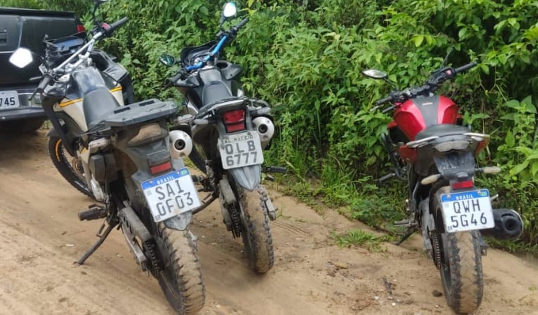 Polícia recupera três motocicletas em operação no Flexal de Baixo