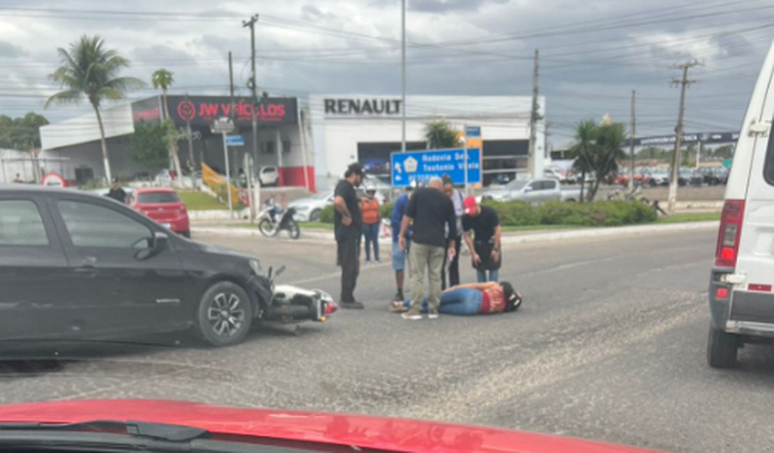 Condutora de moto fica ferida após veículo ser atingido por carro no Trevo do Divan