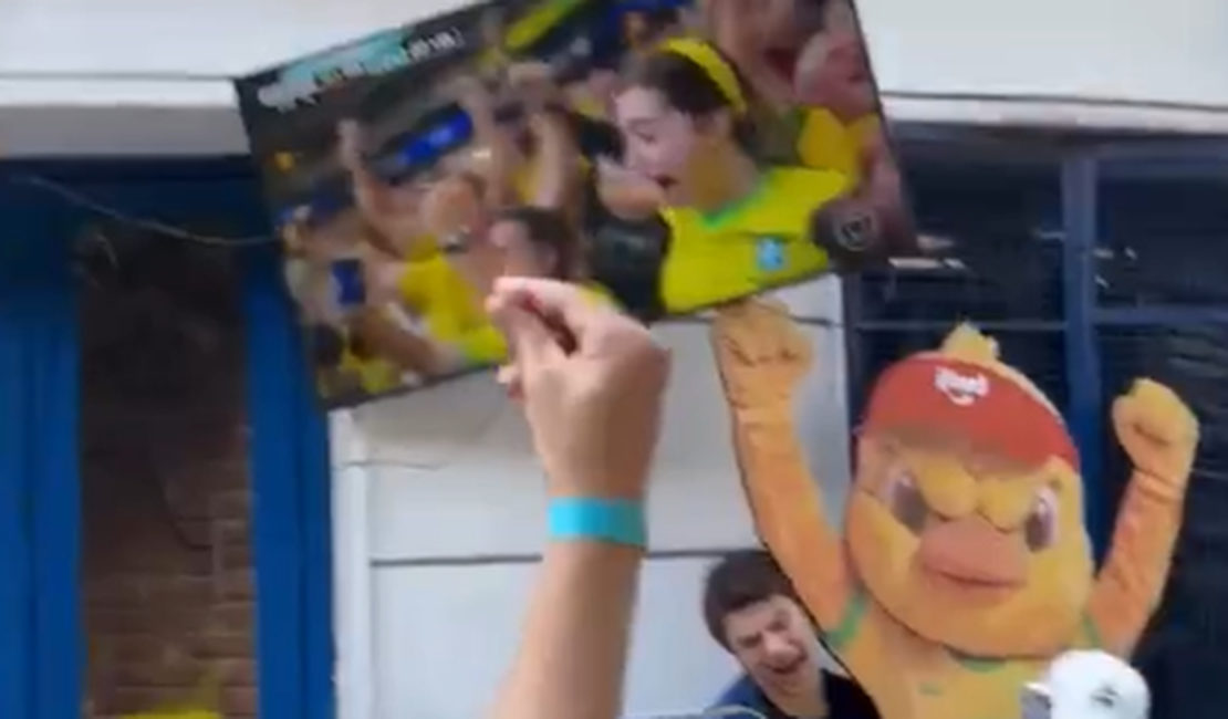 'Canarinho Pistola' derruba TV em bar do Leblon durante Brasil x Japão