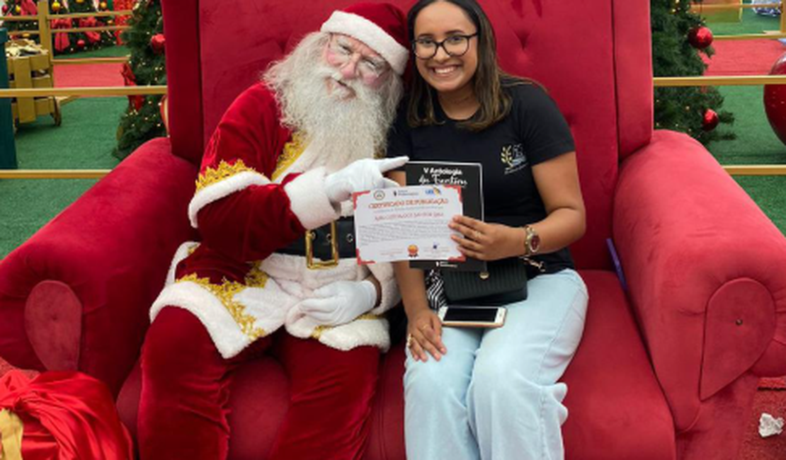 Jovem escritora arapiraquense conquista Papai Noel com suas obras literárias