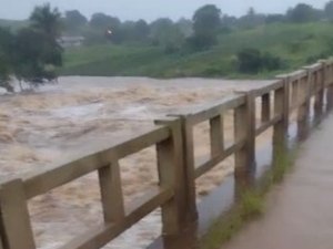 [Vídeo] Ponte do Sítio Poção é alagada por rio em Arapiraca