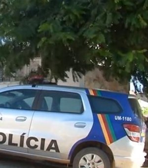 [Vídeo] Homem é filmado agredindo ex-companheira a pedradas no meio da rua