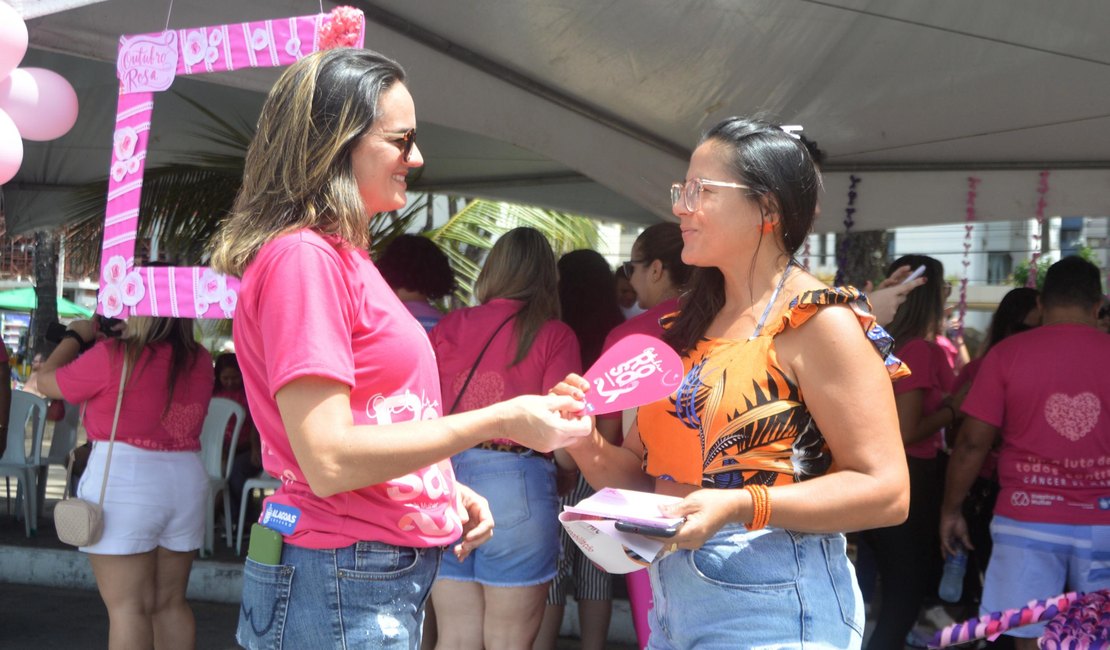 Colaboradores do Hospital da Mulher orientam população sobre prevenção ao câncer de mama