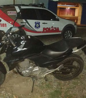 Criminosos abandonam moto roubada após perseguição e troca de tiros com a polícia 