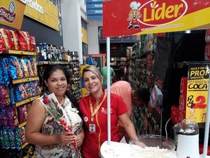 Distribuidora de alimentos de Arapiraca homenageia o dia da mulher com distribuição de rosas