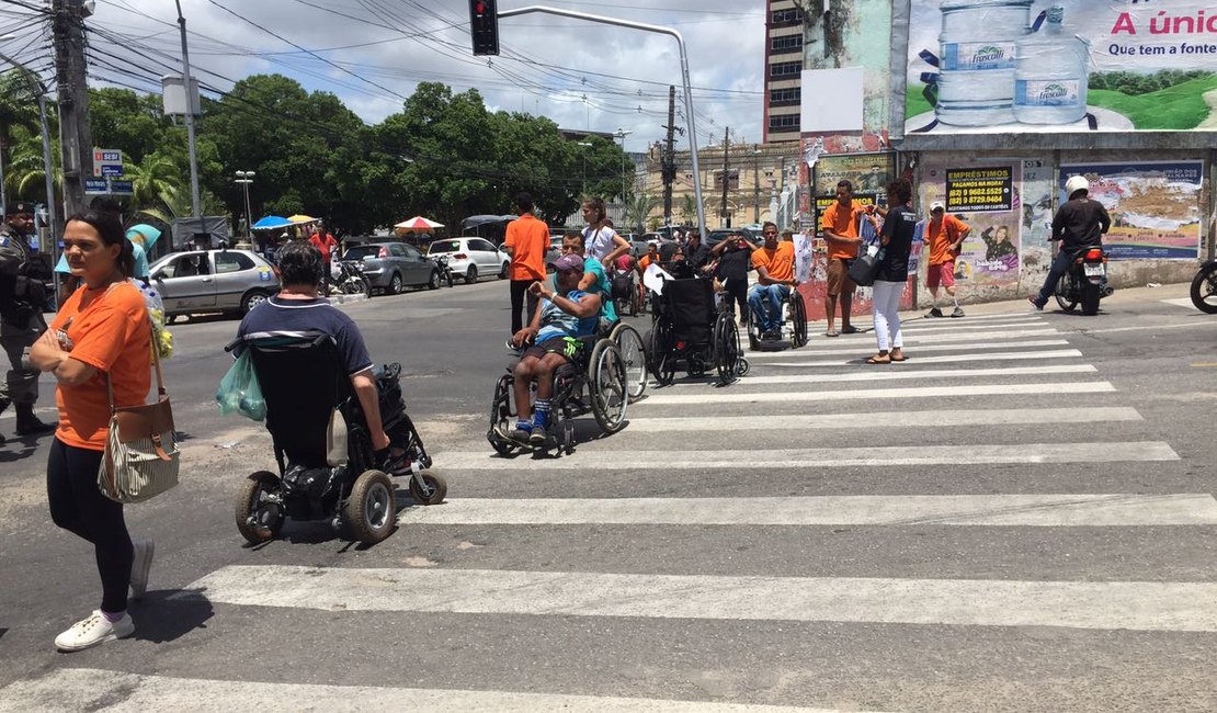 Sem respostas, cadeirantes protestam contra falta de acessibilidade no Centro