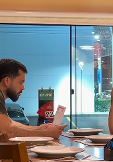 Chefe surpreende funcionárias com passagens para reencontrar famílias