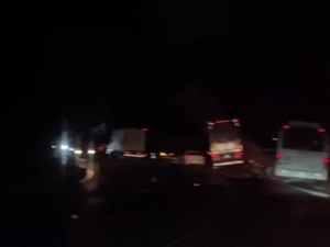 Motoqueiro perde a pena após colidir contra carro e carreta na BR-316 em Satuba