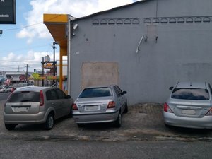 Estacionar no passeio prejudica a mobilidade urbana