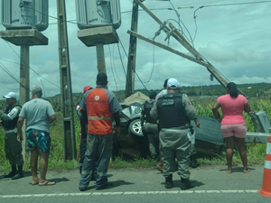 Homem morre ao colidir com poste no litoral sul