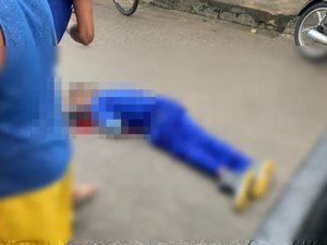 Homem é morto a tiros no meio da rua em plena luz do dia no Vergel do Lago, em Maceió