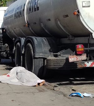 Mãe e filha morrem após moto parar embaixo de caminhão-pipa em Maceió