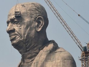 Estátua mais alta do mundo é inaugurada nesta quarta (31) e revolta agricultores na Índia