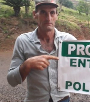 Agricultor instala placa contra entrada de políticos em propriedade de SC
